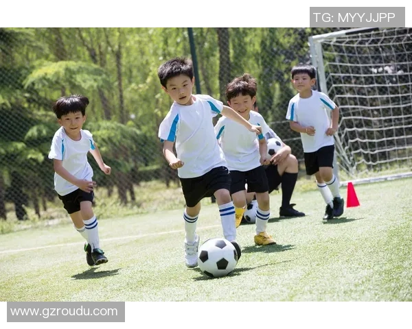 足球明星如何通过刻苦训练逆袭人生成就辉煌职业生涯的真实案例分享